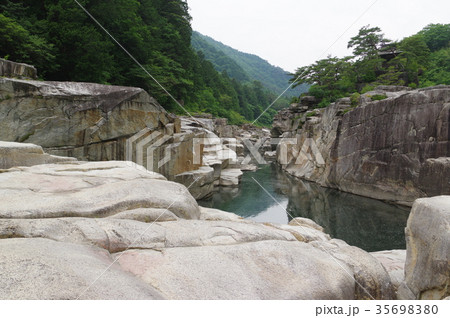 信州　木曽路の景勝　寝覚の床　木曽川に侵食された奇岩がならぶ　浦島太郎伝説も残る 35698380