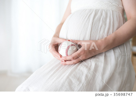 妊婦（実際の妊婦さんをモデル起用） 35698747