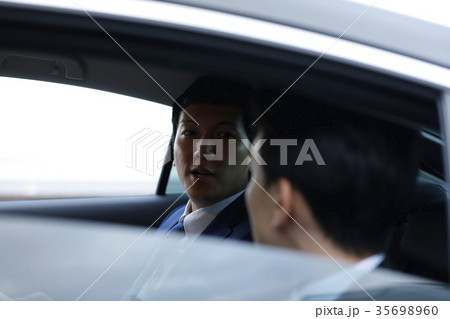 車内で打ち合わせするビジネスマン 車内で打ち合わせするビジネスマン 35698960