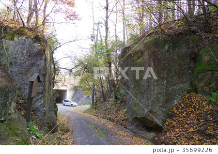信州　東筑摩筑北地区の文化財　青柳の切通し（小切通し）　善光寺街道の交通の便をはかった 35699226