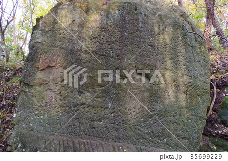 信州　東筑摩筑北地区の文化財　青柳の切通し（小切通し）　善光寺街道の交通の便をはかった 35699229