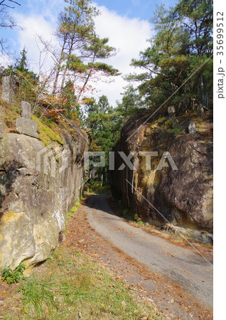 信州　東筑摩筑北地区の文化財　青柳の切通し（大切通し）　善光寺街道の交通の便をはかった 35699512