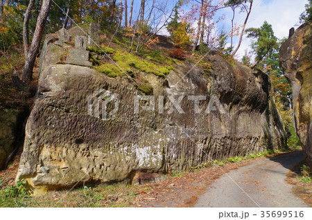 信州　東筑摩筑北地区の文化財　青柳の切通し（大切通し）　善光寺街道の交通の便をはかった 35699516