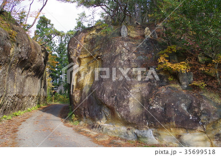 信州　東筑摩筑北地区の文化財　青柳の切通し（大切通し）　善光寺街道の交通の便をはかった 35699518