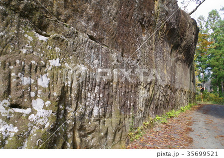 信州 東筑摩筑北地区の文化財 青柳の切通し(大切通し)の手ノミの跡 善光寺街道の交通の便をはかった 信州 東筑摩筑北地区の文化財 青柳の切通し(大切通し)の手ノミの跡 善光寺街道の交通の便をはかった 35699521