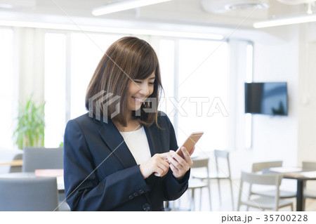 働く若い女性 スマホをする若い女性 働く若い女性 スマホをする若い女性 35700228