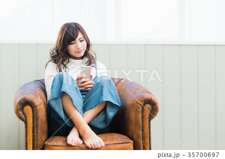若い女性（スマホ） 35700697