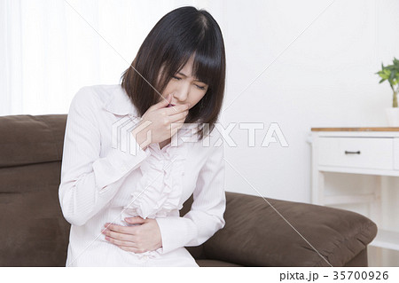 ノロウイルス・ウイルス性胃腸炎・食中毒イメージ 腹痛 吐き気 ノロウイルス・ウイルス性胃腸炎・食中毒イメージ 腹痛 吐き気 35700926