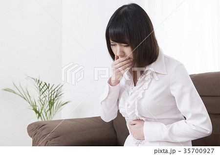 ノロウイルス・ウイルス性胃腸炎・食中毒イメージ　腹痛　吐き気 35700927