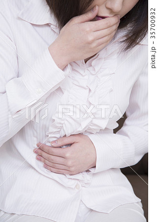 ノロウイルス・ウイルス性胃腸炎・食中毒イメージ　腹痛　吐き気　ボディパーツ　パーツカット　顔なし 35700932