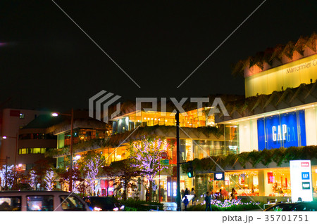 二子玉川夜の玉川通り 35701751