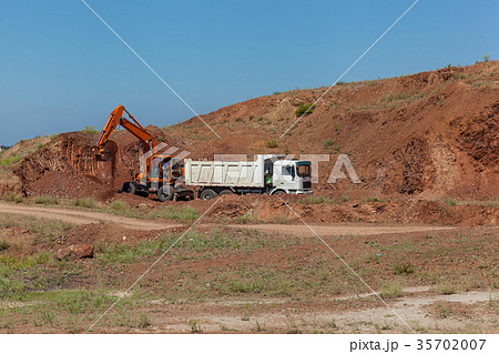 excavator loads a truck 35702007