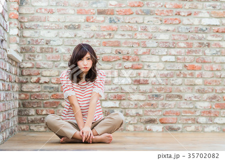 若い女性 若い女性 35702082