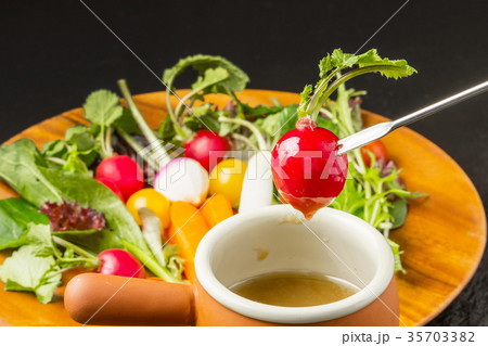 バーニャカウダ　Bagna cauda Italian cuisine 35703382