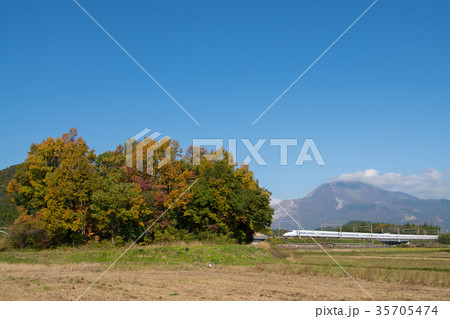 秋の伊吹山と新幹線の走る風景 秋の伊吹山と新幹線の走る風景 35705474