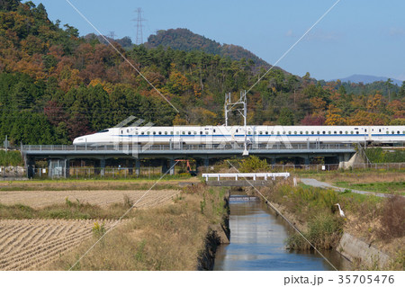 N700系と秋の風景 35705476