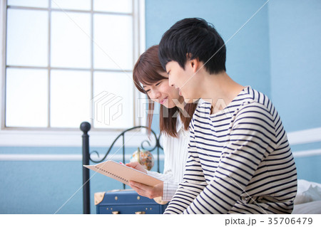 海外旅行を計画する若い男女 ノートとペン 話し合う男女 旅行計画イメージ 海外旅行を計画する若い男女 ノートとペン 話し合う男女 旅行計画イメージ 35706479