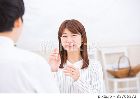 幸せそうな若いカップル 若い男性と女性 大学生 西洋風の家の写真素材