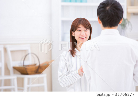 幸せそうな若いカップル 若い男性と女性 大学生 西洋風の家の写真素材