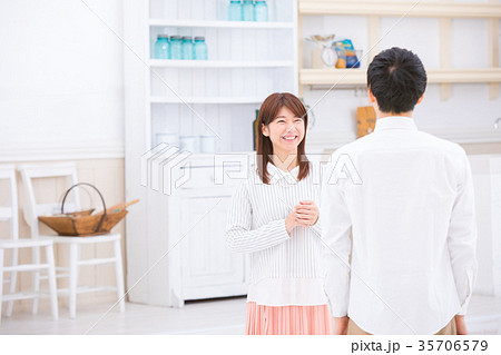 幸せそうな若いカップル 若い男性と女性 大学生 西洋風の家の写真素材