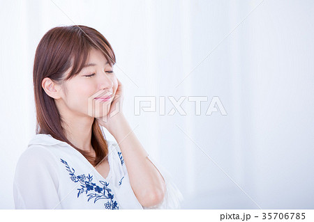 女性ポートレイト　笑顔　白い家　おしゃれな家　白い背景と女性 35706785