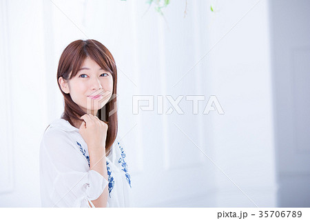 女性ポートレイト　笑顔　白い家　おしゃれな家　白い背景と女性 35706789