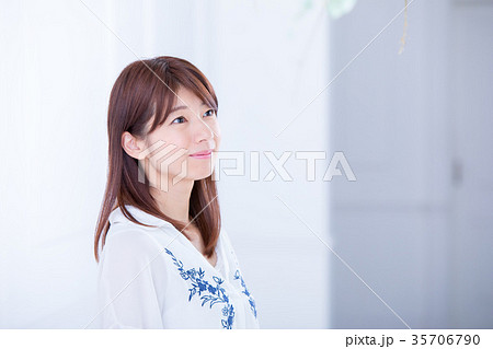女性ポートレイト　笑顔　白い家　おしゃれな家　白い背景と女性 35706790
