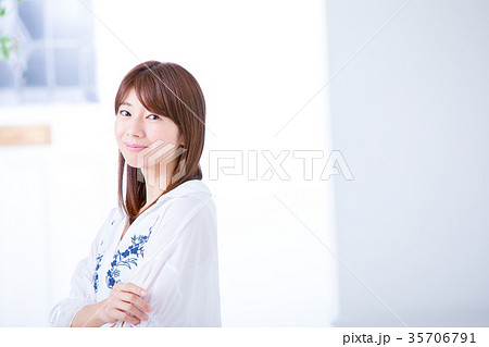 女性ポートレイト　笑顔　白い家　おしゃれな家　白い背景と女性 35706791