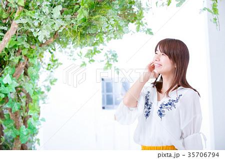 女性ポートレイト 笑顔 白い家 おしゃれな家 白い背景と女性 女性ポートレイト 笑顔 白い家 おしゃれな家 白い背景と女性 35706794