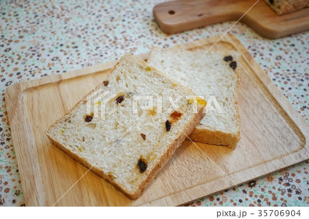ドライフルーツ入の角食パン、食パンのスライス、カット ドライフルーツ入の角食パン、食パンのスライス、カット 35706904