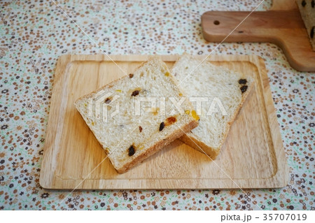 ドライフルーツ入の角食パン、食パンのスライス、カット 35707019