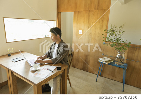 ミドル男性 テレワーク フリーランス ミドル男性 テレワーク フリーランス 35707250