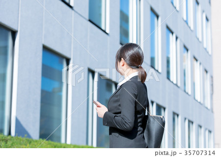 立ち尽くすスーツ姿の成人女性 Ol オフィスレディ ビジネス スーツ ポートレート リクルートの写真素材