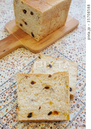 ドライフルーツ入の角食パン、食パンのスライス、カット、断面 ドライフルーツ入の角食パン、食パンのスライス、カット、断面 35708588