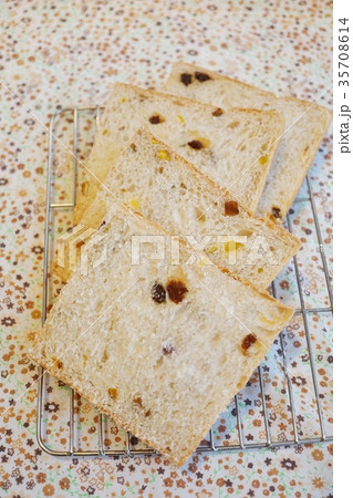 ドライフルーツ入の角食パン、食パンのスライス、カット ドライフルーツ入の角食パン、食パンのスライス、カット 35708614