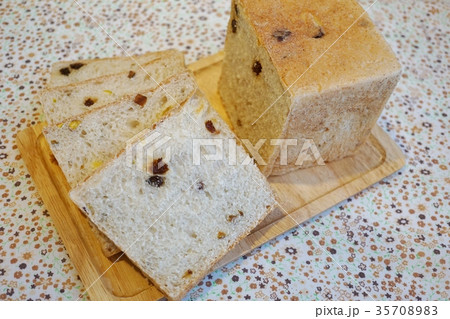 ドライフルーツ入の食パンの断面 ドライフルーツ入の食パンの断面 35708983