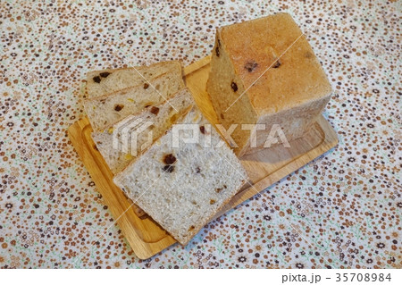 ドライフルーツ入の角食パン、食パンのスライス、カット ドライフルーツ入の角食パン、食パンのスライス、カット 35708984