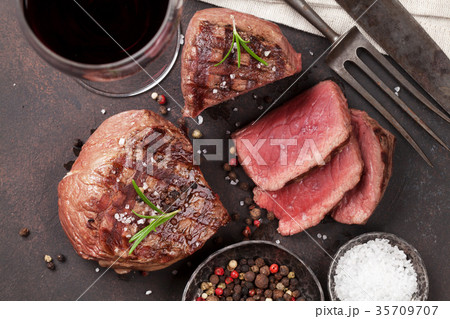 Grilled fillet steak with wine 35709707