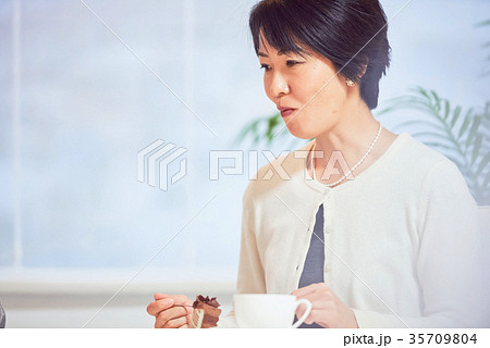 お茶会をする女性 35709804