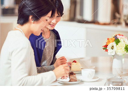 お茶会をする女性達 35709811