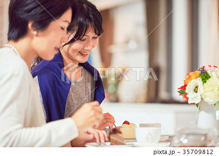 お茶会をする女性達 35709812