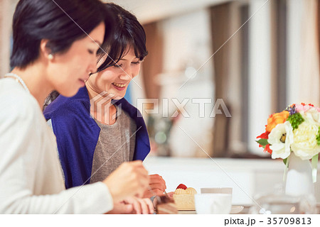 お茶会をする女性達 35709813