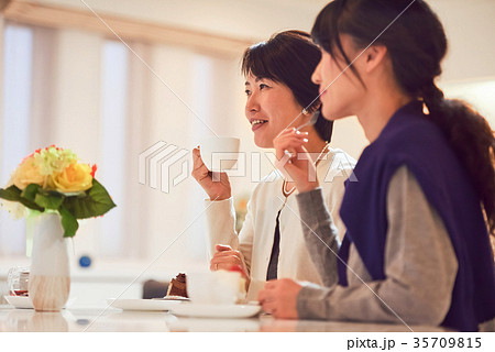 お茶会をする女性達 お茶会をする女性達 35709815