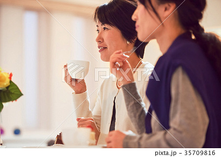 お茶会をする女性達 お茶会をする女性達 35709816