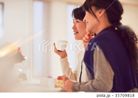 お茶会をする女性達 35709818