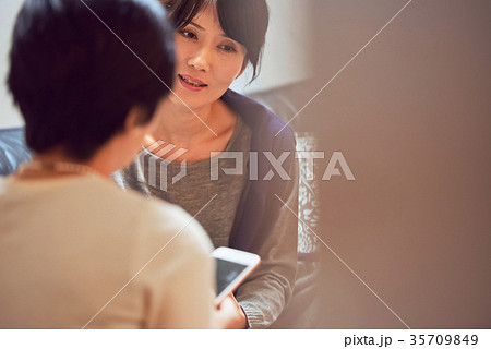 会話をする女性 35709849