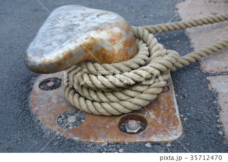 Mooring rope tied on a bitts 35712470