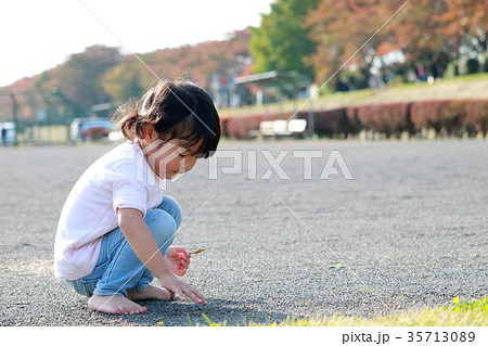 秋のグランドで遊ぶ女の子 秋のグランドで遊ぶ女の子 35713089