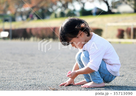 秋のグランドで遊ぶ女の子 秋のグランドで遊ぶ女の子 35713090
