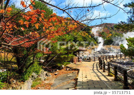 雲仙地獄と紅葉 八万地獄 長崎 雲仙地獄と紅葉 八万地獄 長崎 35713751